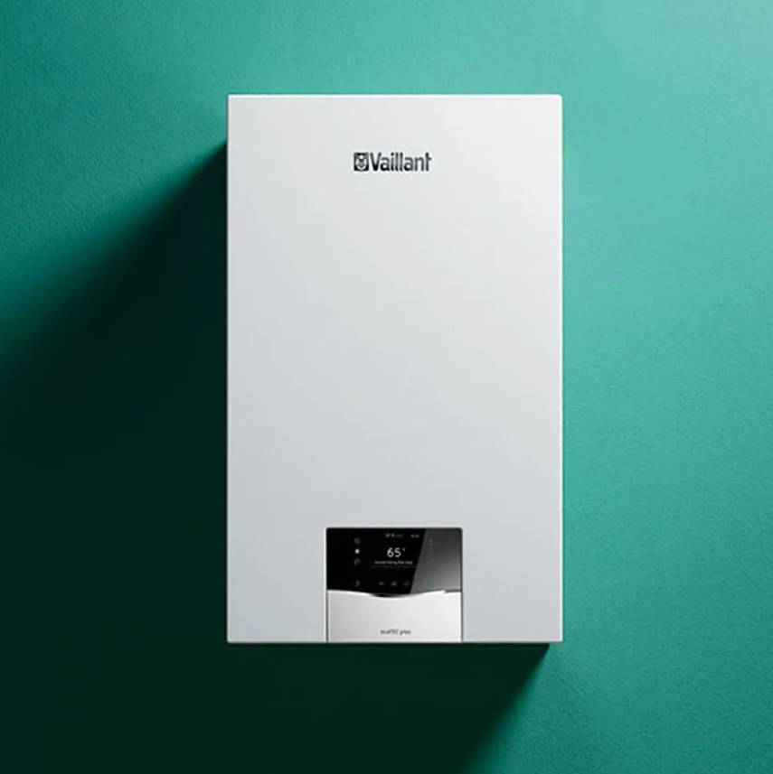 Caldaia Vaillant a condensazione bianca. Design moderno con display digitale. Ideale per riscaldamento domestico efficiente e risparmio energetico.