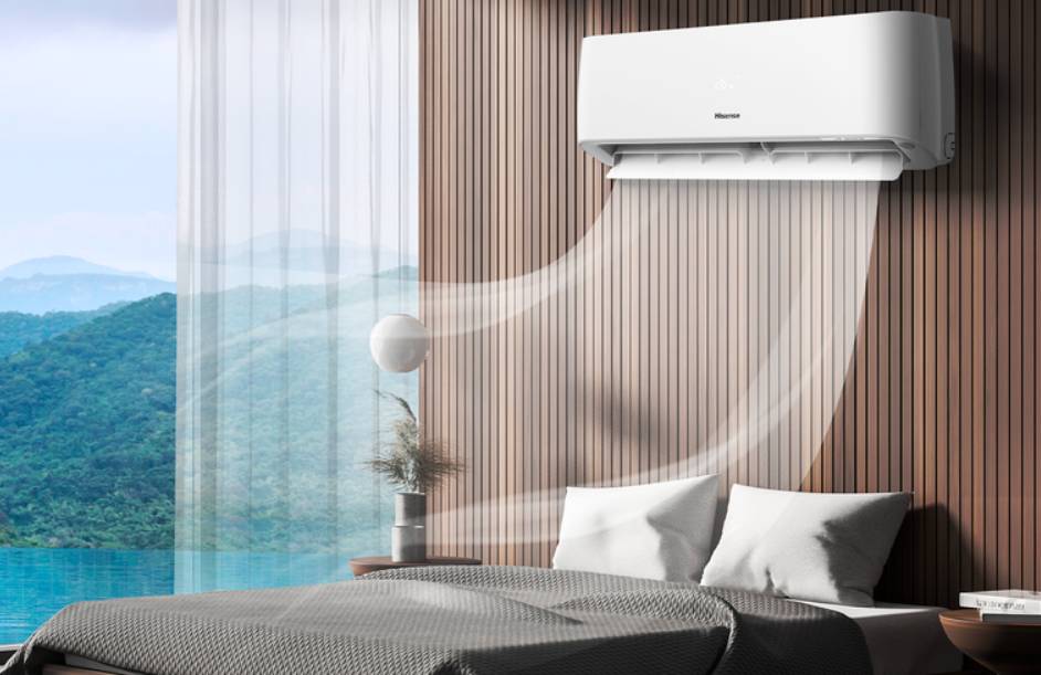 Climatizzatore bianco in camera da letto moderna con vista lago. Raffrescamento ambiente, comfort domestico. Climatizzatori in offerta.